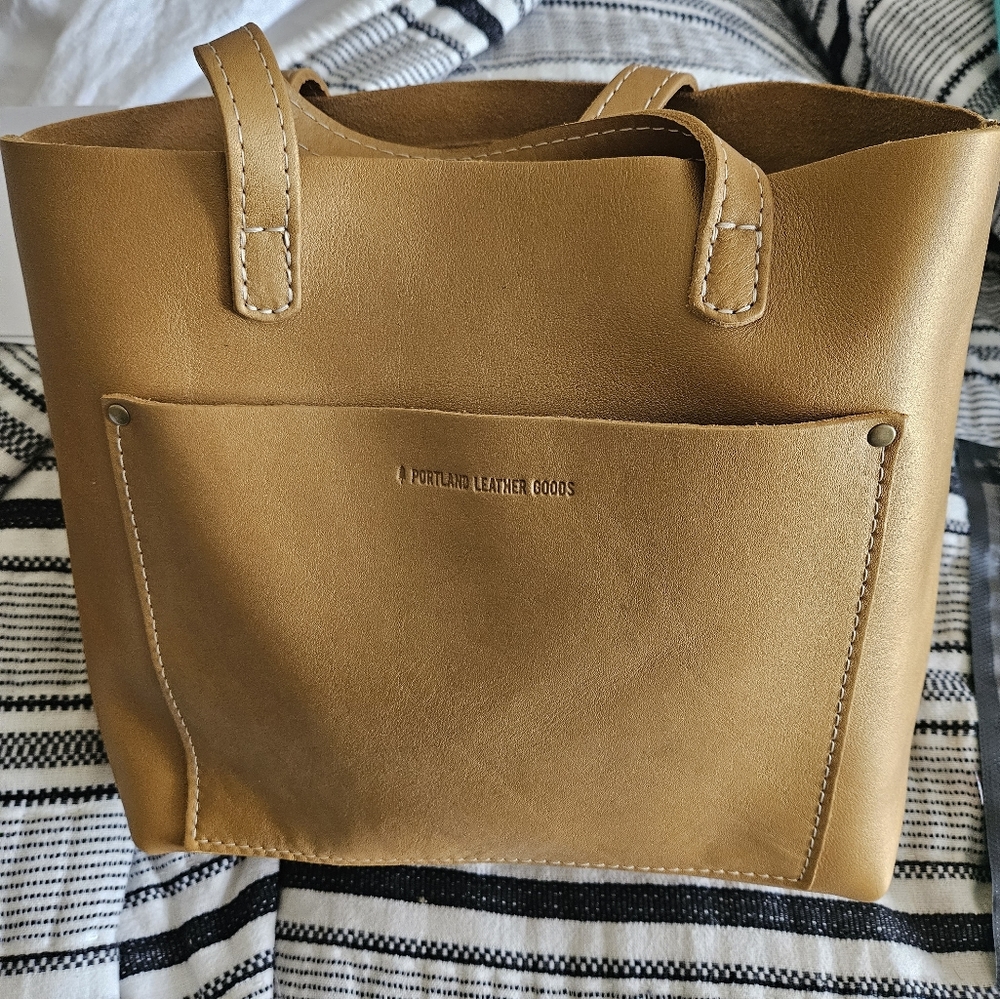 Portland leather goods medium classic crossbosy in honeycomb Unicorn